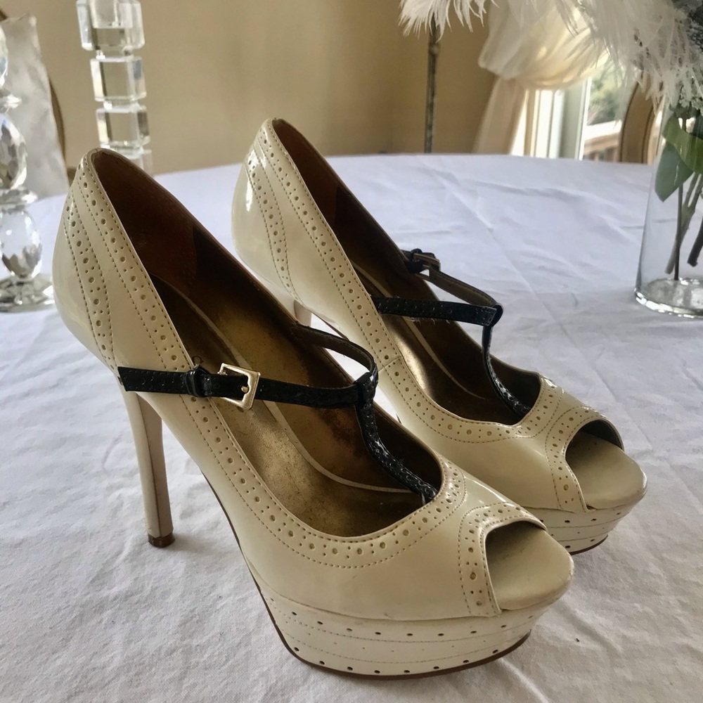 Woman shoes ivory and black